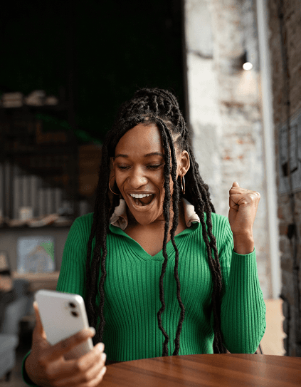 Colaboradora comemorando